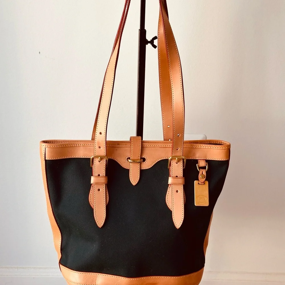 Dooney & Bourke
DOONEY & BOURKE VINTAGE CABRIOLET BUCKET BAG in Hunter Green - Picture 5 of 10